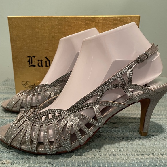 Lady Couture Beauty mid heel cut out sling back evening sandal. Silver. Size 40 - Picture 5 of 11